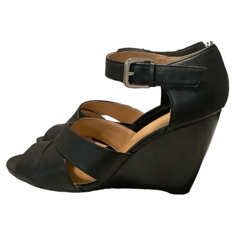 Nine West black‎ faux leather straps sandals size 10